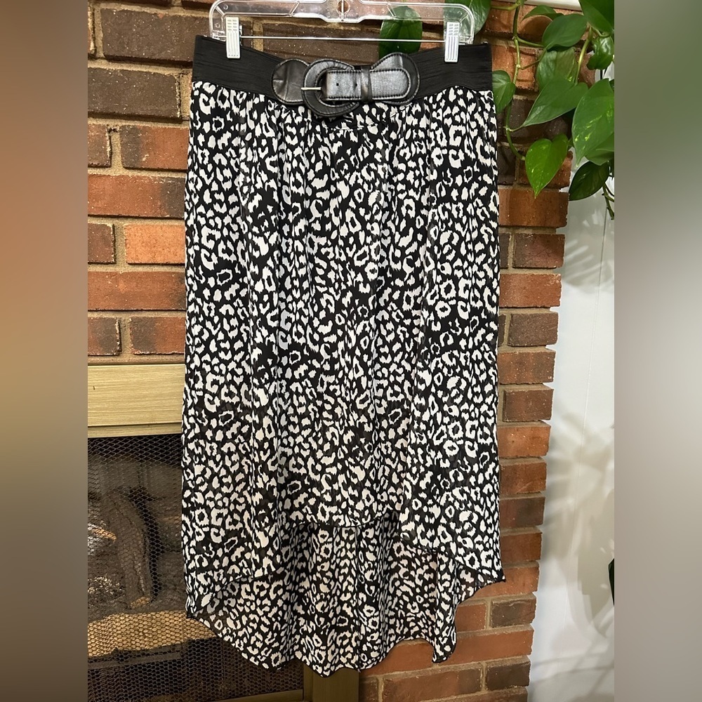 🛍️ no boundaries high low skirt with waist belt. Excellent condition.